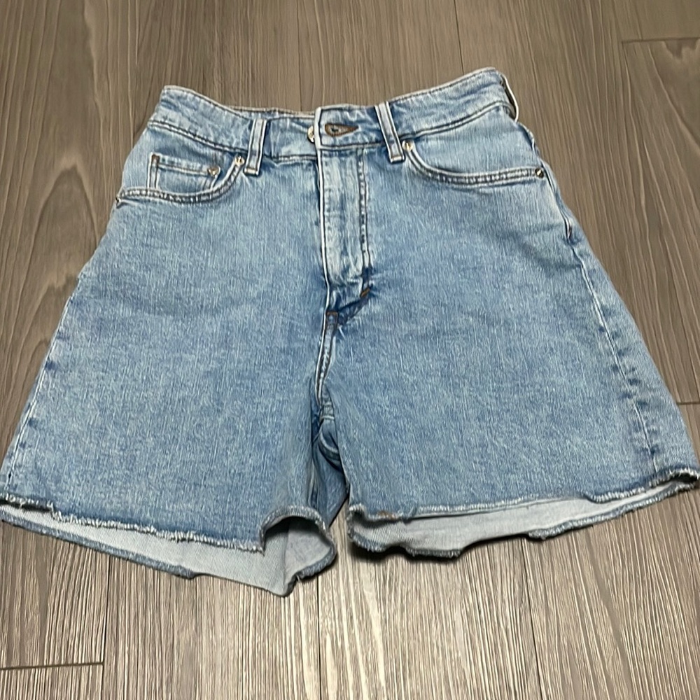 H&M high-waisted mom jean shorts